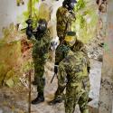teamová spolupráce při paintballu